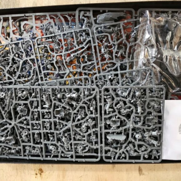 Warhammer 40,000: Starter Set - Picture 3 of 3